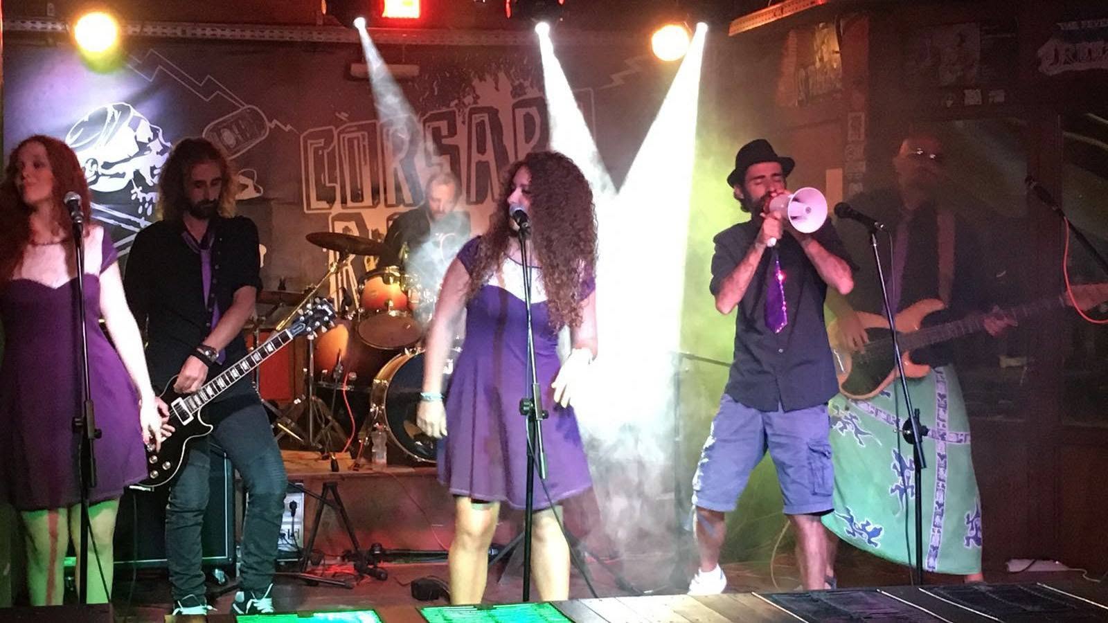 I Cari Fottutissimi Amici sul palco con le due coriste