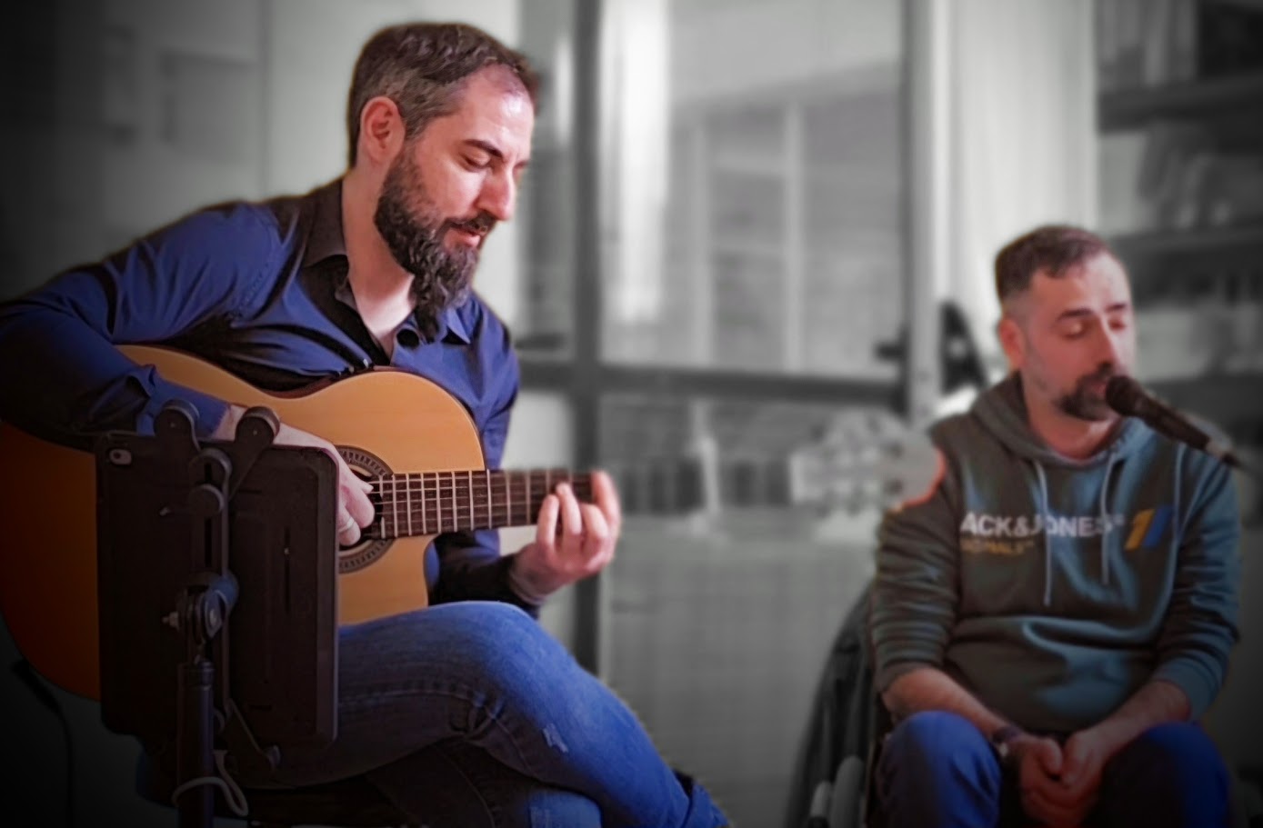 Raffaele Deidda alla chitarra acustica accanto a Mirko Labinero che canta