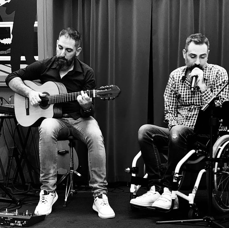 Mirko e Raffaele sul palco, ritratto in bianco e nero