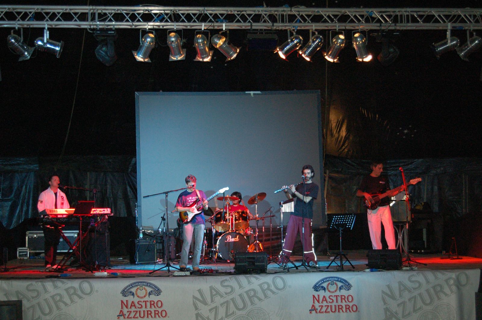 Gli STOP in concerto: formazione con Mirko Labinero ai cori, flauto e percussioni