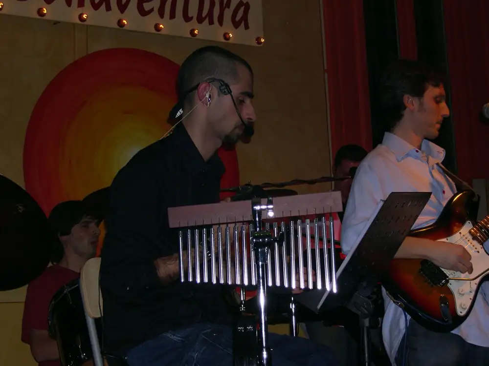 Sul palco alle percussioni durante un'esibizione della STOP