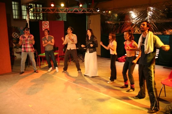 Interpreti della compagnia teatrale Ananke sul palcoscenico