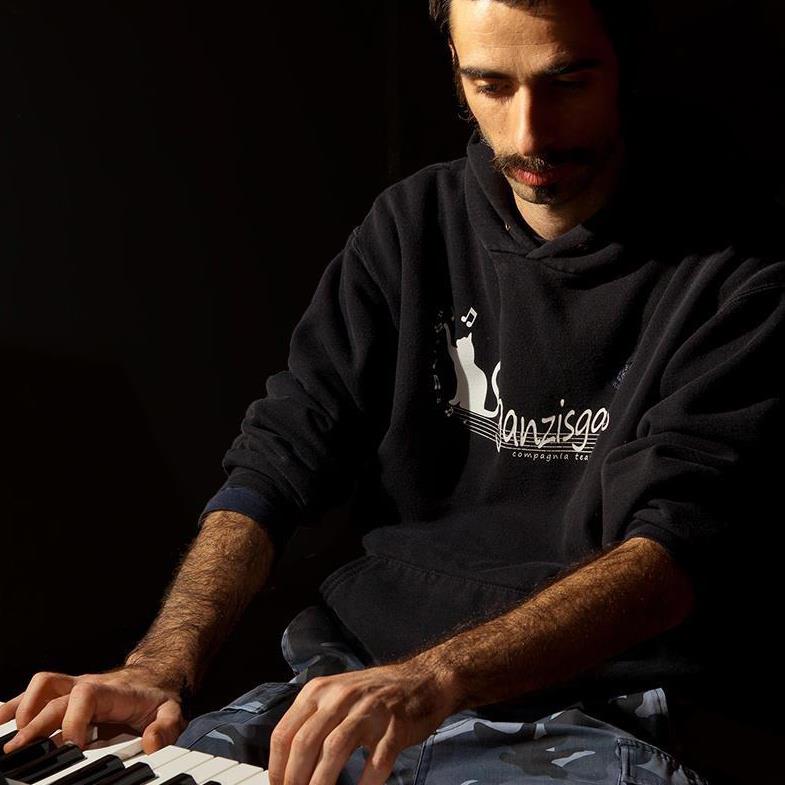 Mirko Labinero al pianoforte durante un'attività della compagnia SganziSgatto
